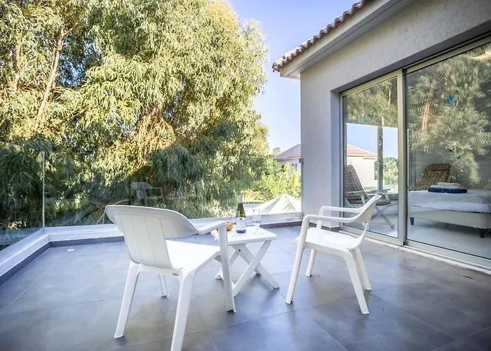 Nyaraló Hibiscus Protarász